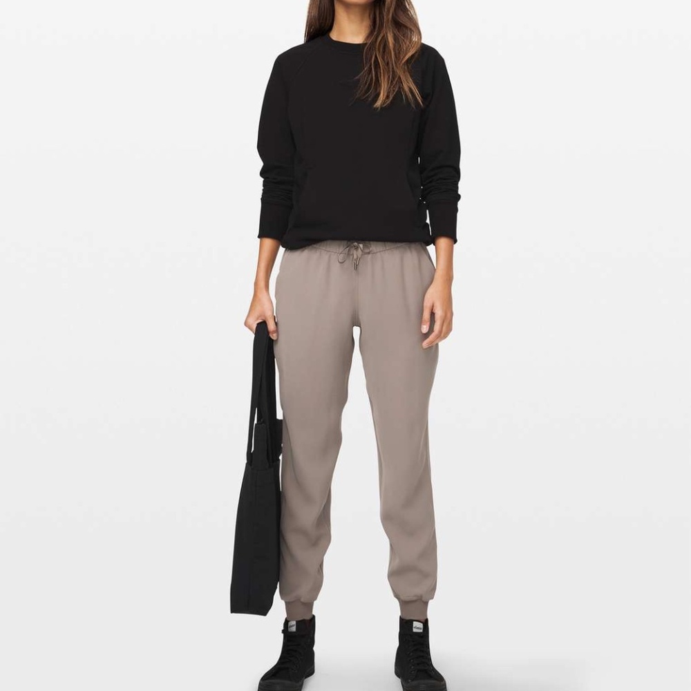 Lululemon On the Fly Jogger Carbon Dust, Size 4, like new